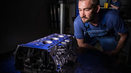 ACTech team member performing the optical measurement of a cylinder head