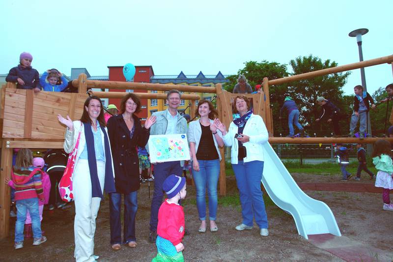 Übergabe gestifteter Kletterburg an die Kinder der KITA des Kinderschutzbundes Übergabe gestifteter Kletterburg an die Kinder der KITA des Kinderschutzbundes
